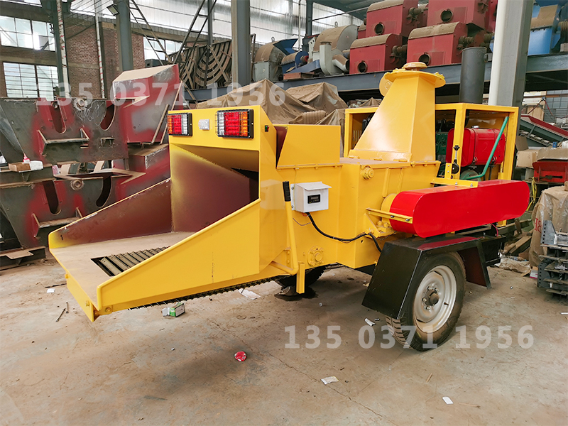 移動(dòng)大型樹(shù)枝粉碎機(jī)